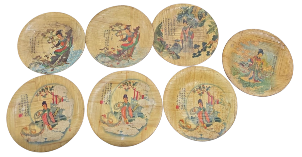Conjunto de antigos pratinhos com bela arte oriental em bambu