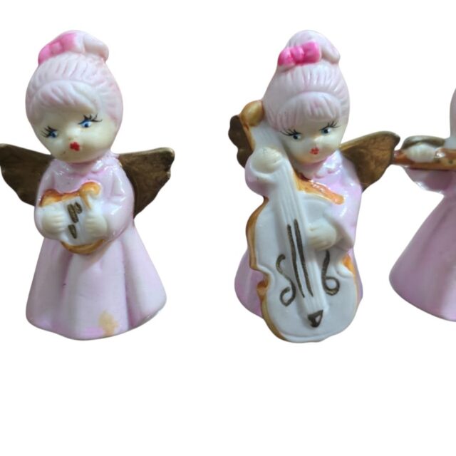 Trio de esculturas de porcelana