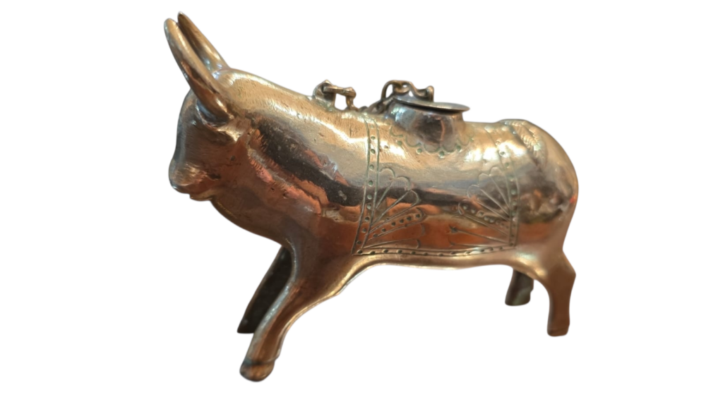 Antiga escultura de cinzeiro de touro em bronze polido