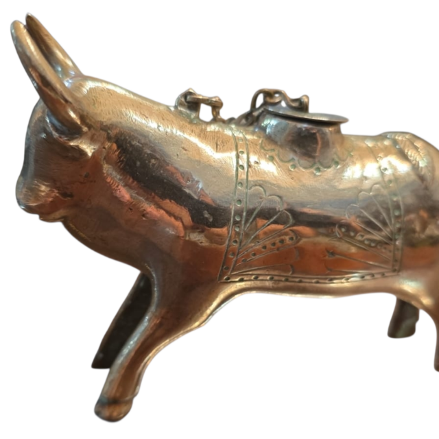Antiga escultura de cinzeiro de touro em bronze polido
