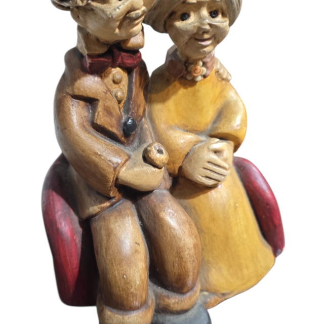 Escultura artesanal antiga casal de velhinhos