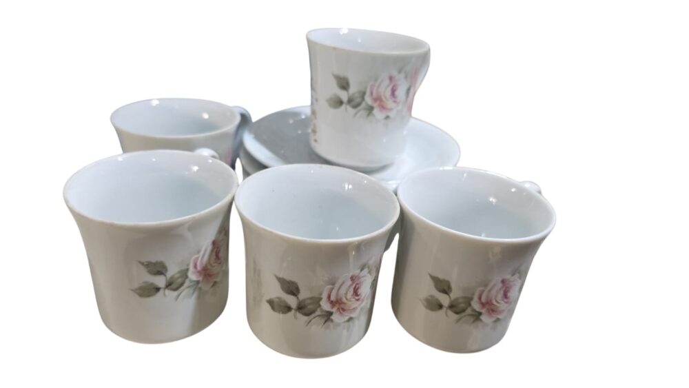 Xícaras de café com pires, em porcelana, motivos florais. (valor unitário)