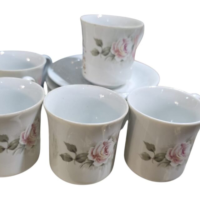 Xícaras de café com pires, em porcelana, motivos florais. (valor unitário)