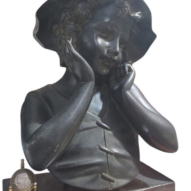 Antiga escultura europeia de resina feita a mão
