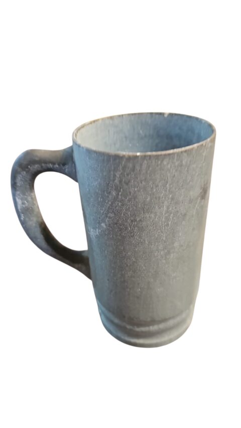 Antiga caneca de metal