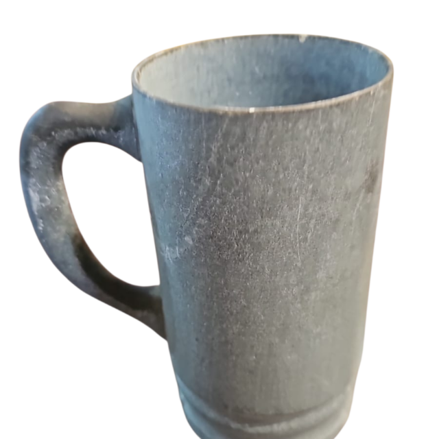Antiga caneca de metal