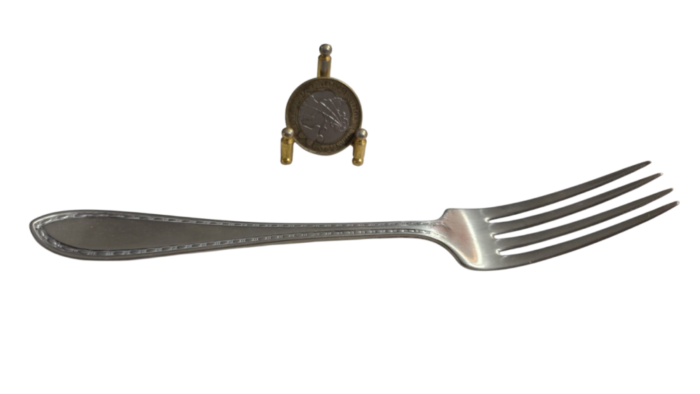 Elegante e antigo garfo espessurado a prata