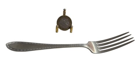 Elegante e antigo garfo espessurado a prata