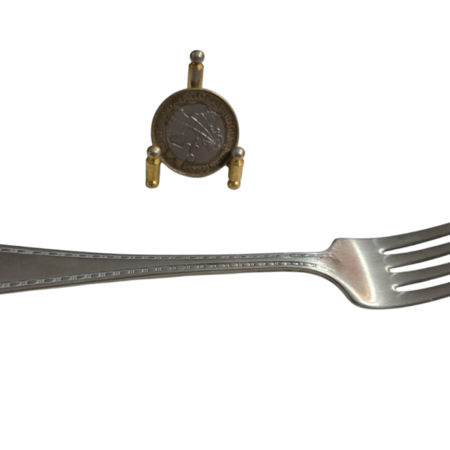 Elegante e antigo garfo espessurado a prata