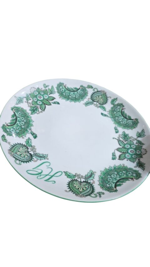 Antigos e belos pratos rasos de porcelana, monogramados. (valor unitário)