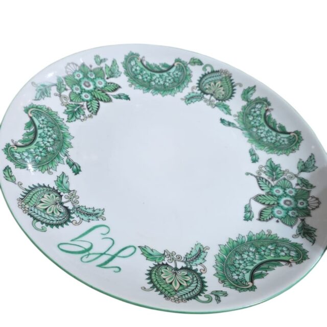 Antigos e belos pratos rasos de porcelana, monogramados. (valor unitário)