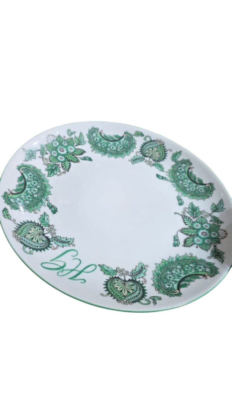 Antigos e belos pratos rasos de porcelana, monogramados. (valor unitário)