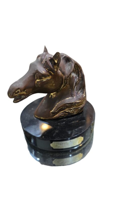 Escultura antiga de busto de cavalo em metal