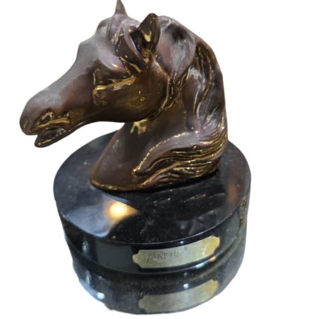Escultura antiga de busto de cavalo em metal