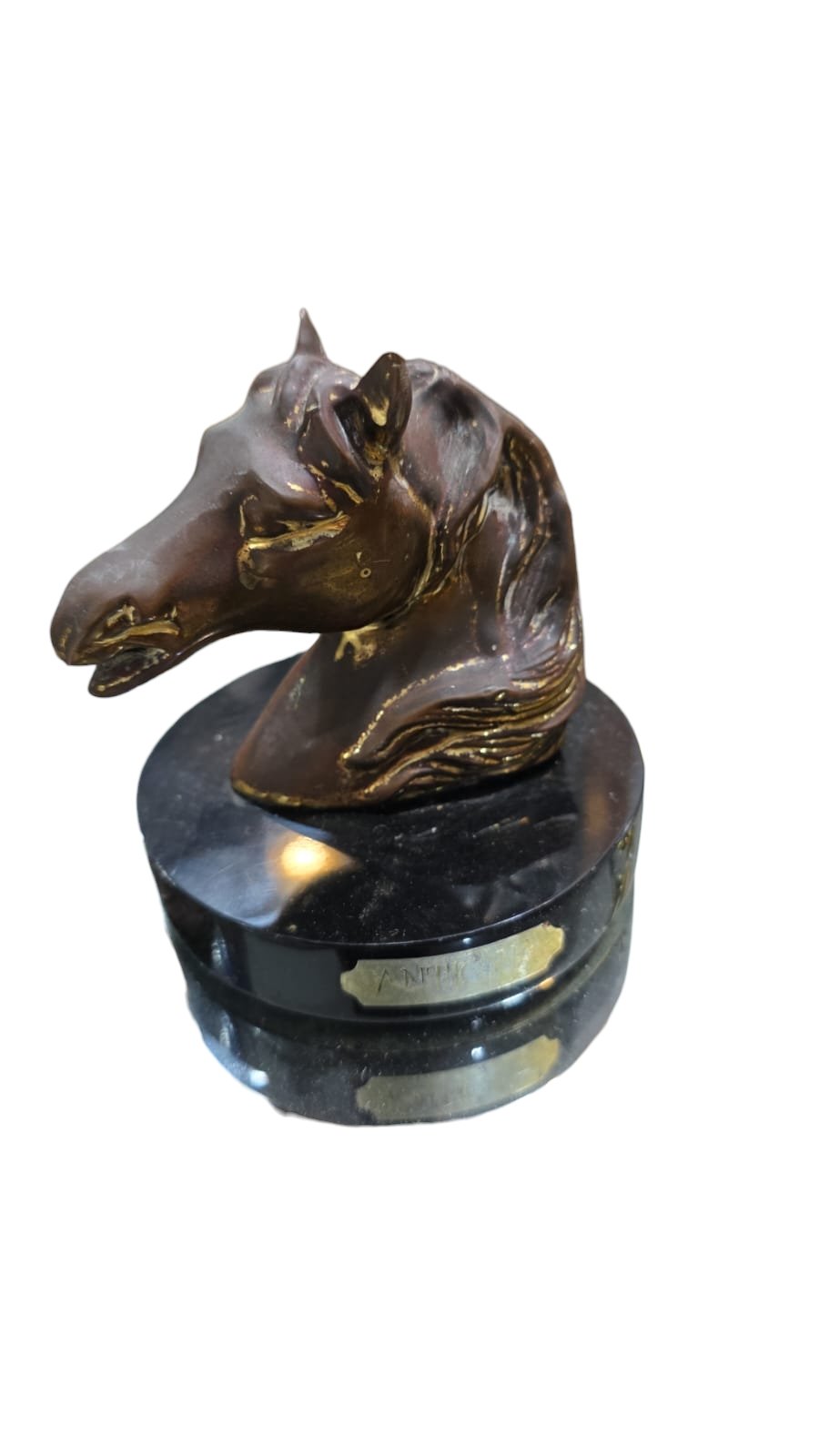 Escultura antiga de busto de cavalo em metal