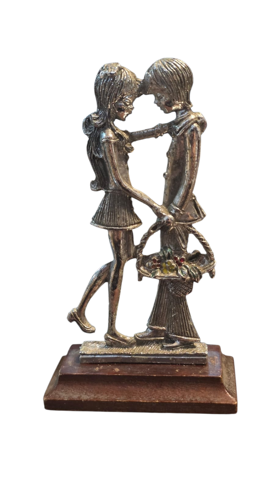 Antiga escultura em metal com base em madeira