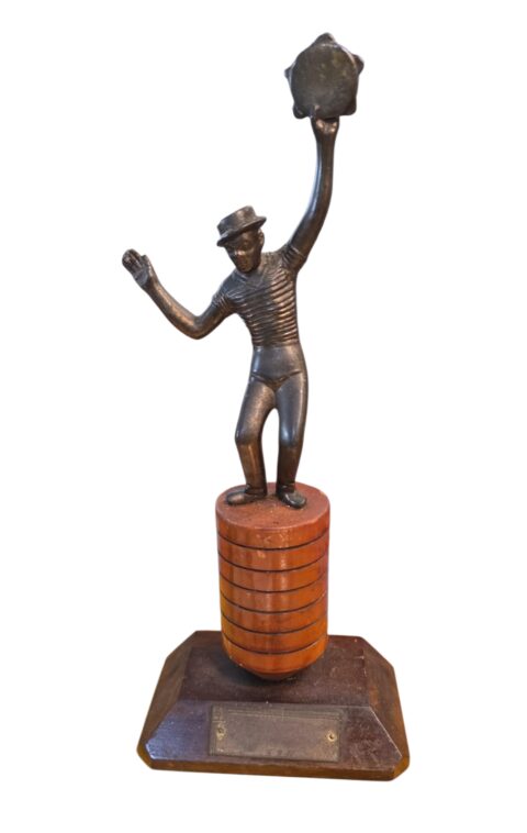 Antigo troféu de bronze e madeira