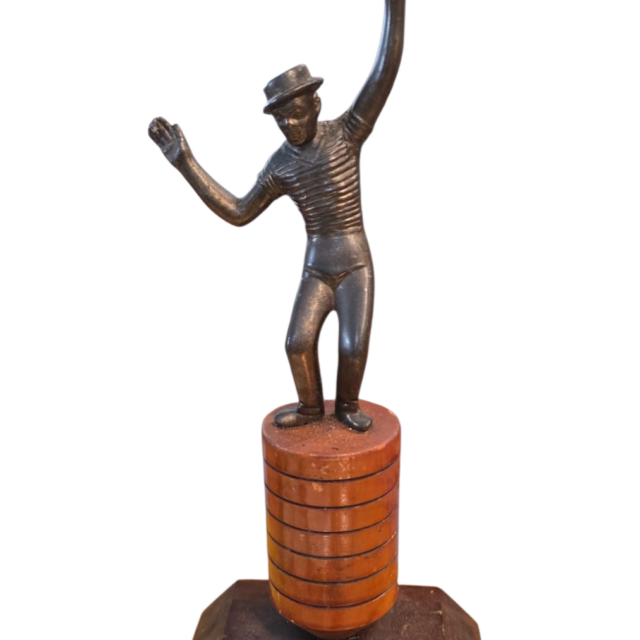 Antigo troféu de bronze e madeira