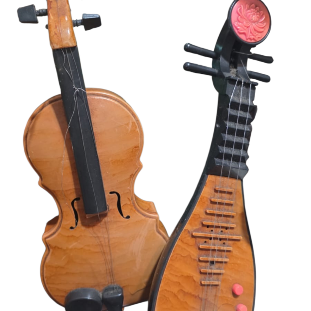 Par de instrumentos musicais em plástico rígido