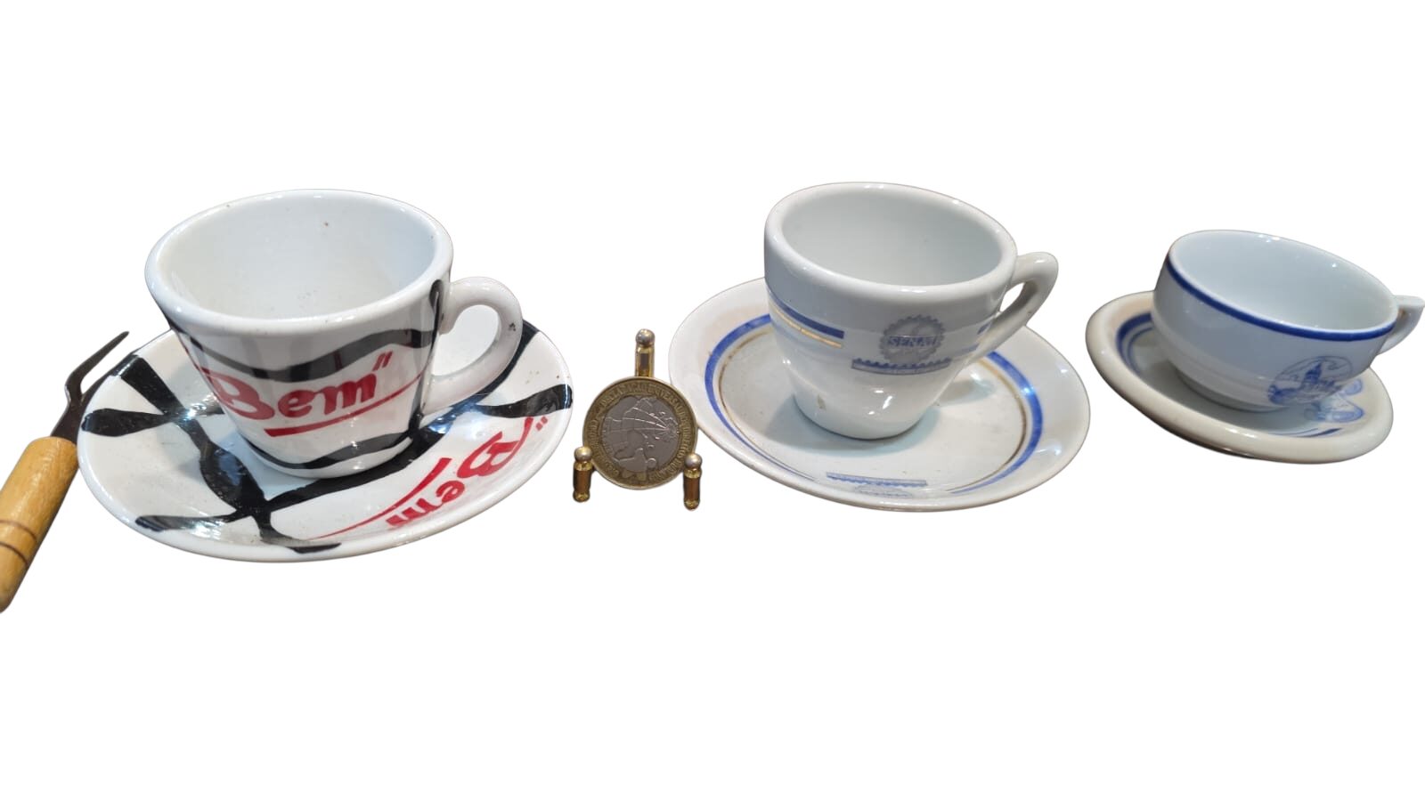 Trio de antigas xícaras de porcelana