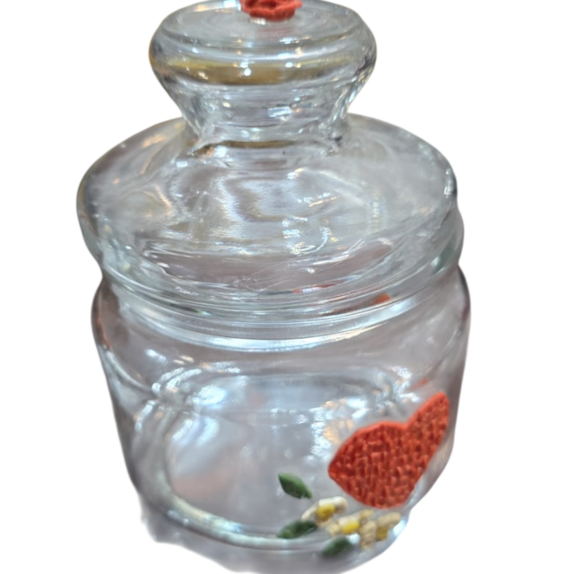 Pote de vidro com adereços artesanais