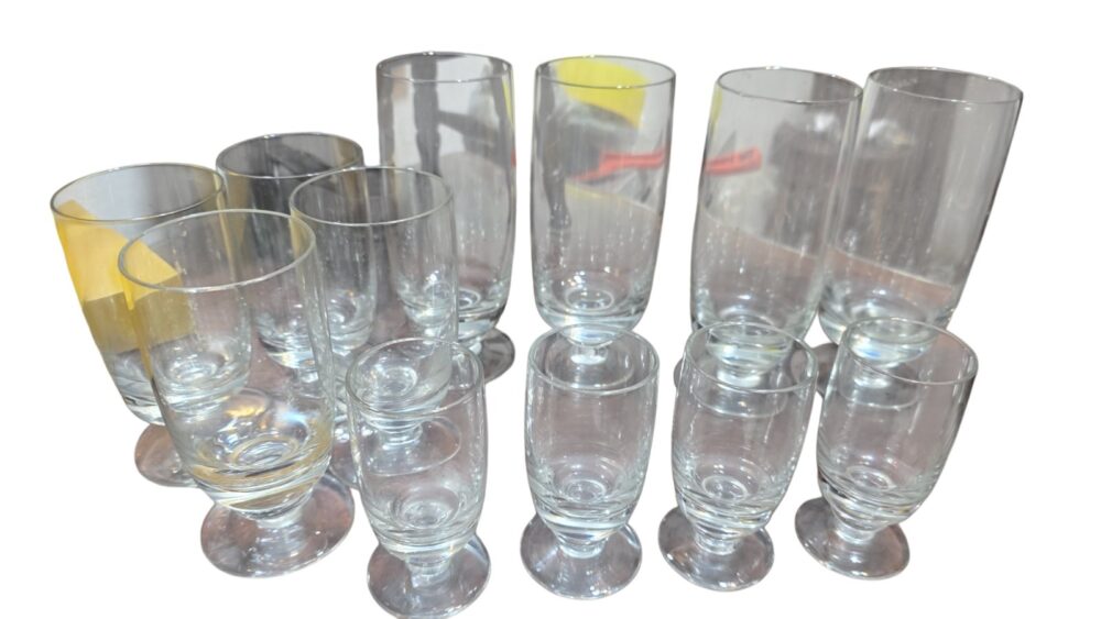 Conjunto de antigas taças de cristal de tamanhos diversos