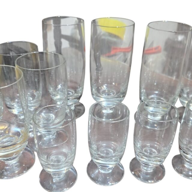 Conjunto de antigas taças de cristal de tamanhos diversos