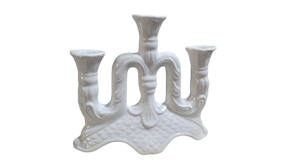 Antigo candelabro de três velas em porcelana