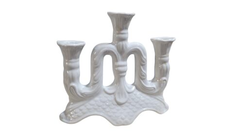 Antigo candelabro de três velas em porcelana