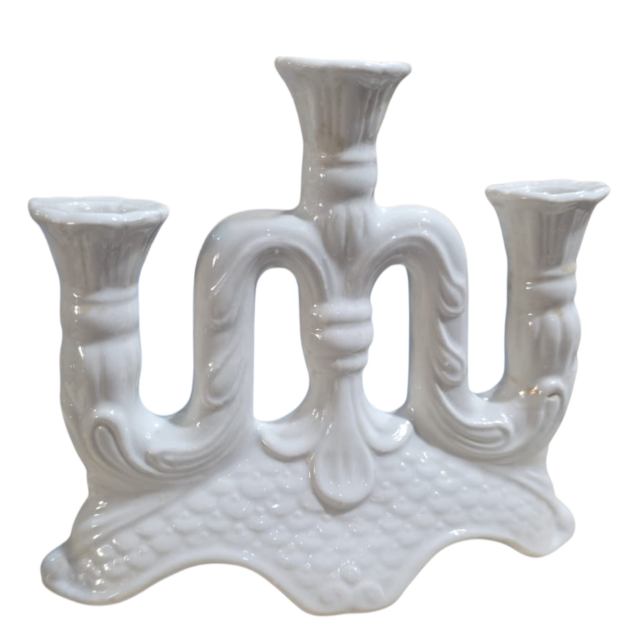 Antigo candelabro de três velas em porcelana