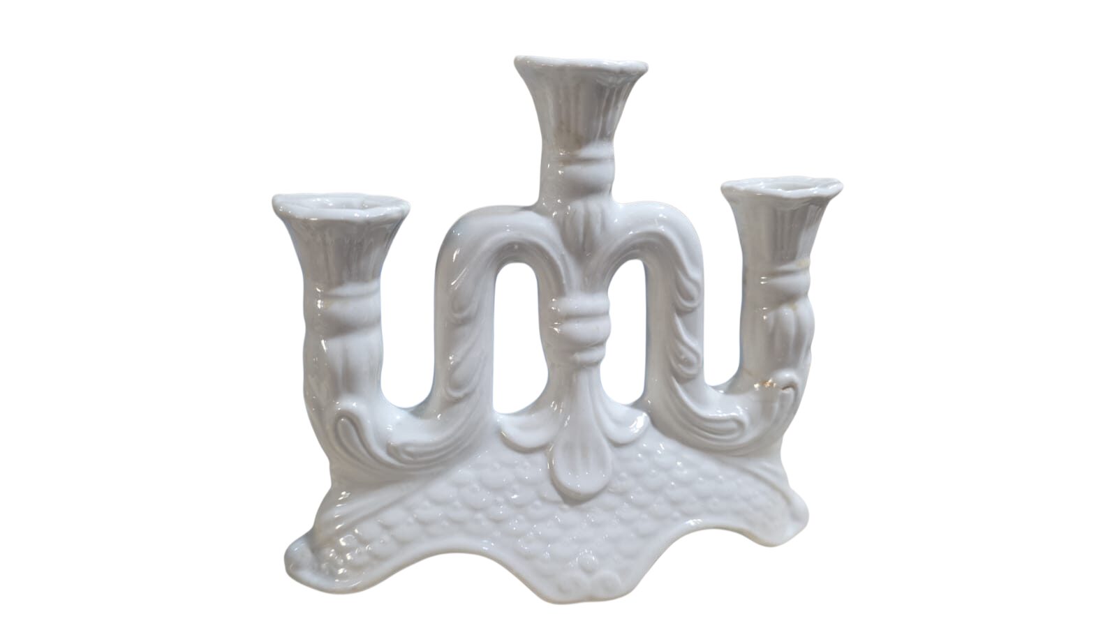 Antigo candelabro de três velas em porcelana
