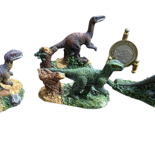Quarteto de dinossauros de resina