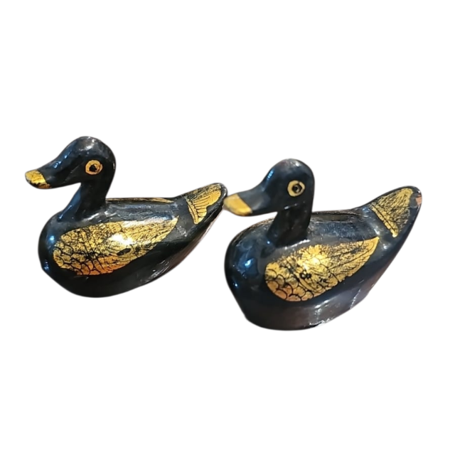 Par de patinhos em madeira laqueada e dourações