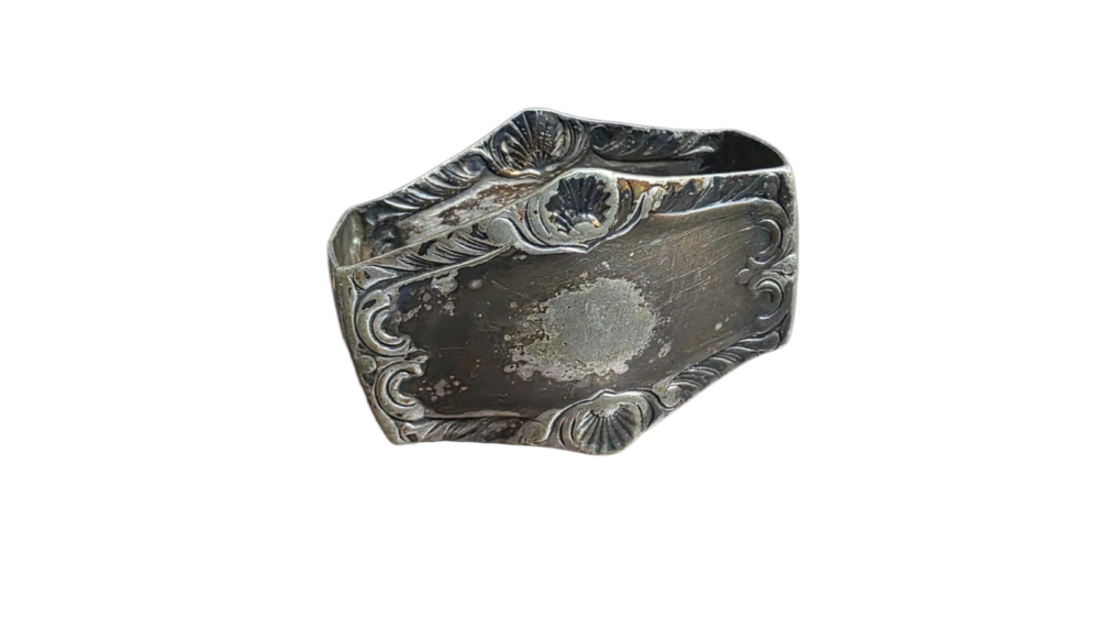 Elegante e antigo porta guardanapo espessurado a prata
