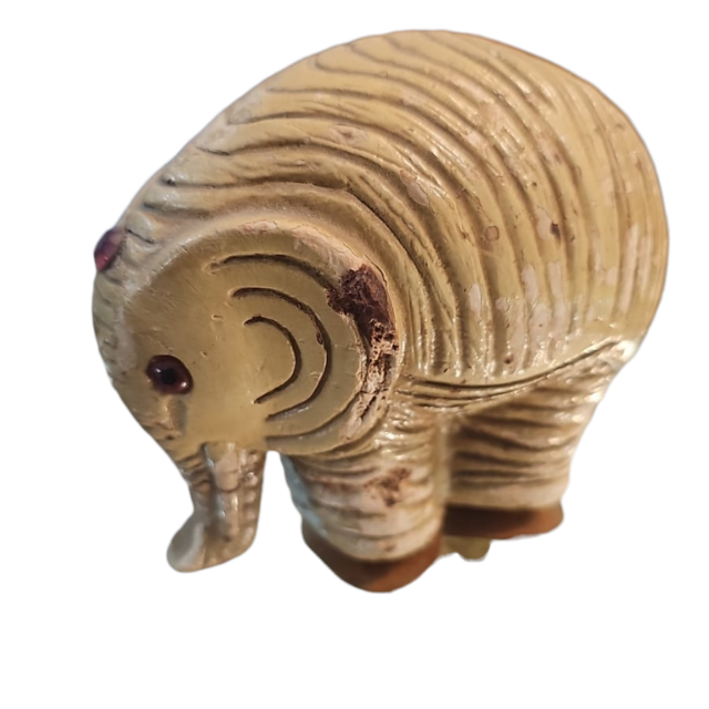 Antigo elefante em gesso esmaltado