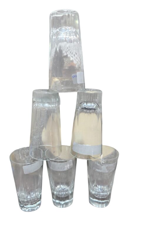 Conjunto com seis belos e antigos copos de cristal