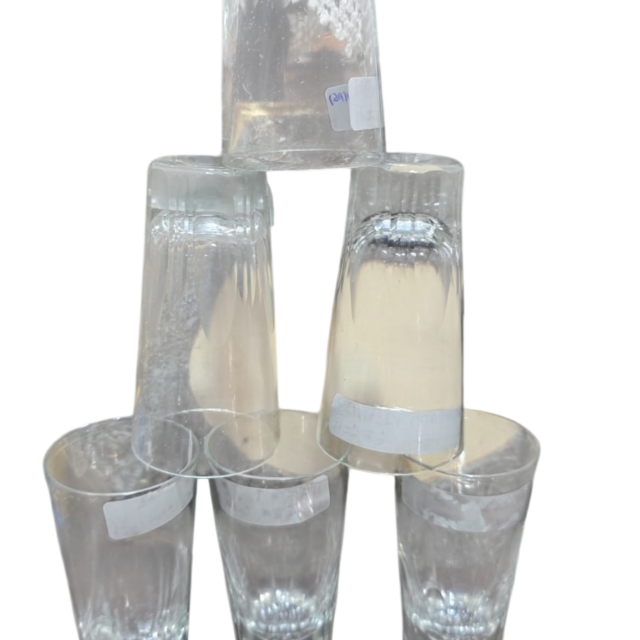 Conjunto com seis belos e antigos copos de cristal