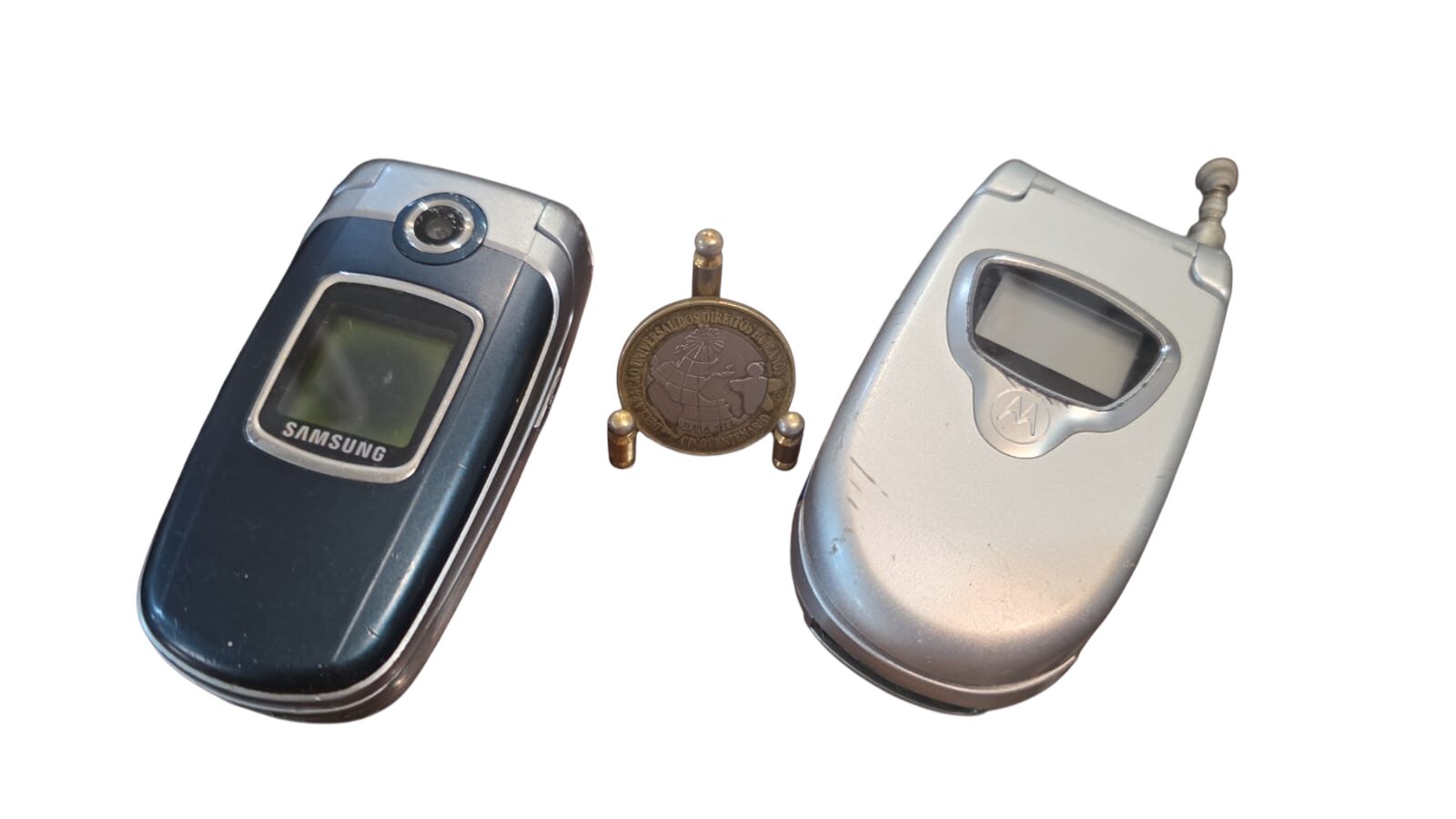Par de antigos celulares