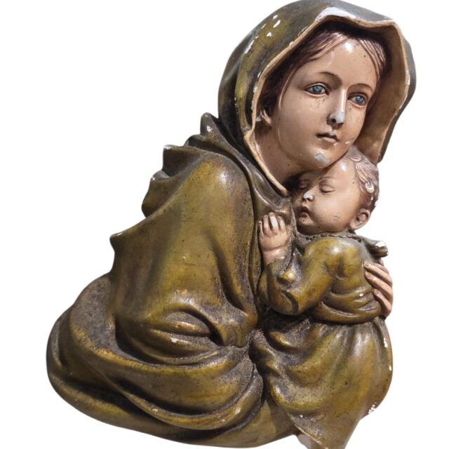 Antiga Nossa Senhora com menino Jesus de parede em estuque