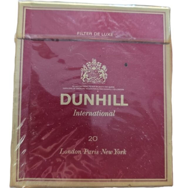 Antiga caixa de cigarros importados colecionável, ainda lacrada