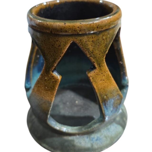 Item de cerâmica artesanal, assinado