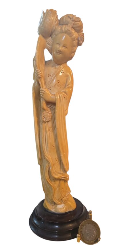 Antiga escultura de resina oriental
