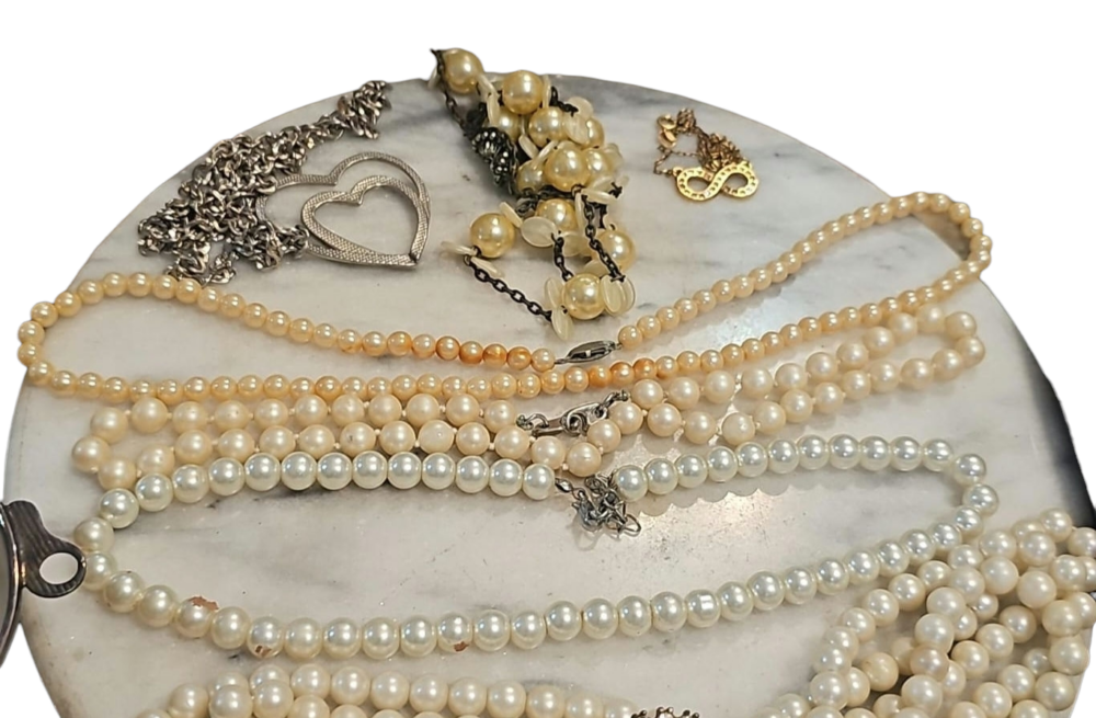 Lote com elegantes e antigos colares