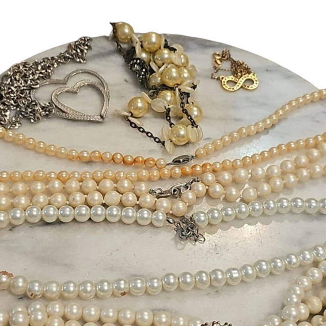 Lote com elegantes e antigos colares