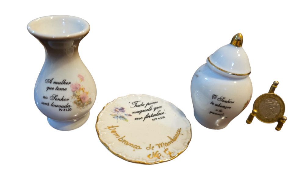 Trio de antigas porcelanas com mensagens religiosas