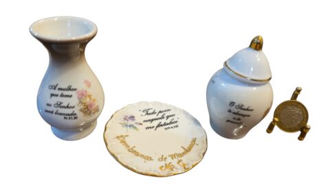 Trio de antigas porcelanas com mensagens religiosas