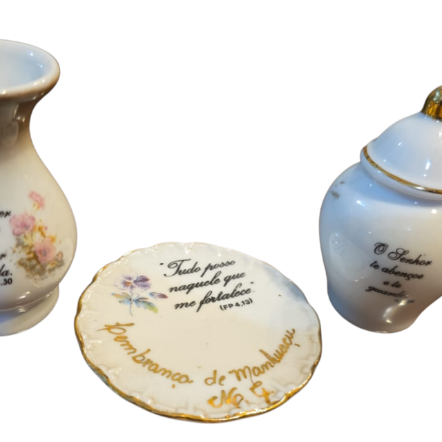 Trio de antigas porcelanas com mensagens religiosas
