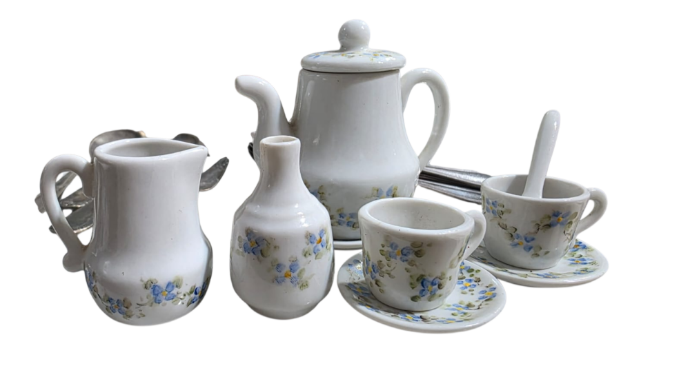 Belo conjunto de miniaturas de porcelana pintado a mão