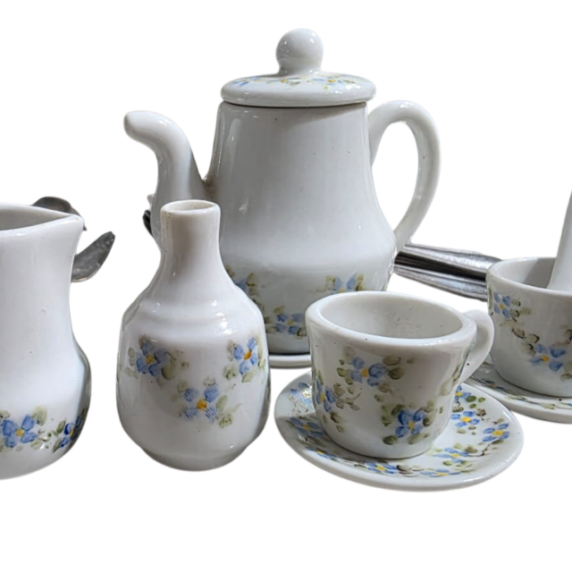 Belo conjunto de miniaturas de porcelana pintado a mão