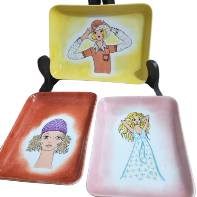 Trio de antigas bandejas de porcelana com bela arte pintada a mão